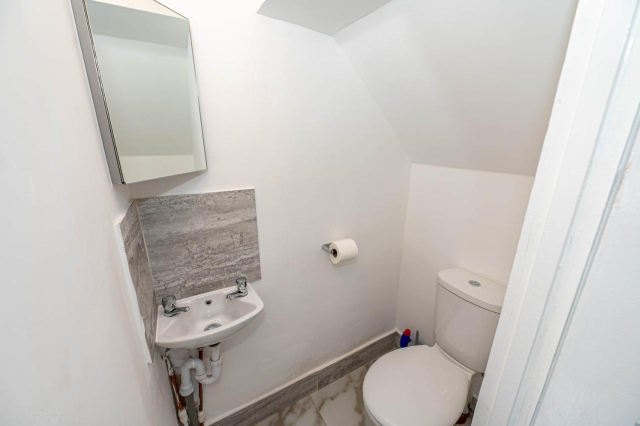 4 Bedrooms,2 Bathrooms House With Free Parking 普拉姆斯特德 外观 照片