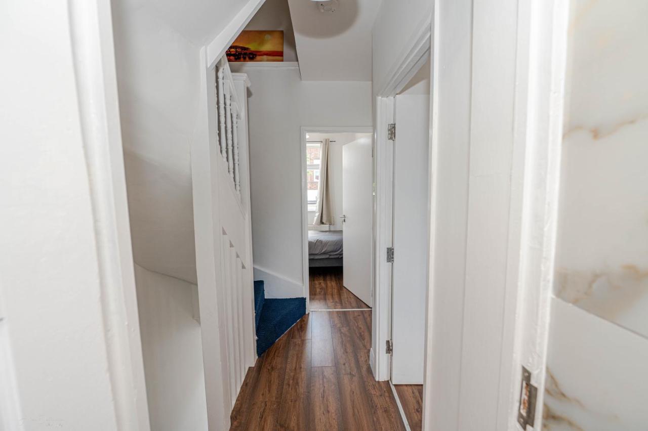 4 Bedrooms,2 Bathrooms House With Free Parking 普拉姆斯特德 外观 照片