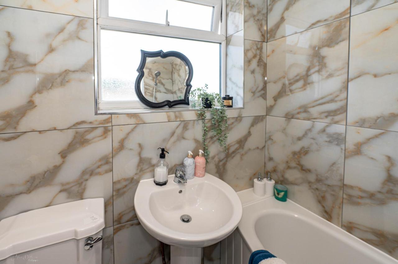 4 Bedrooms,2 Bathrooms House With Free Parking 普拉姆斯特德 外观 照片