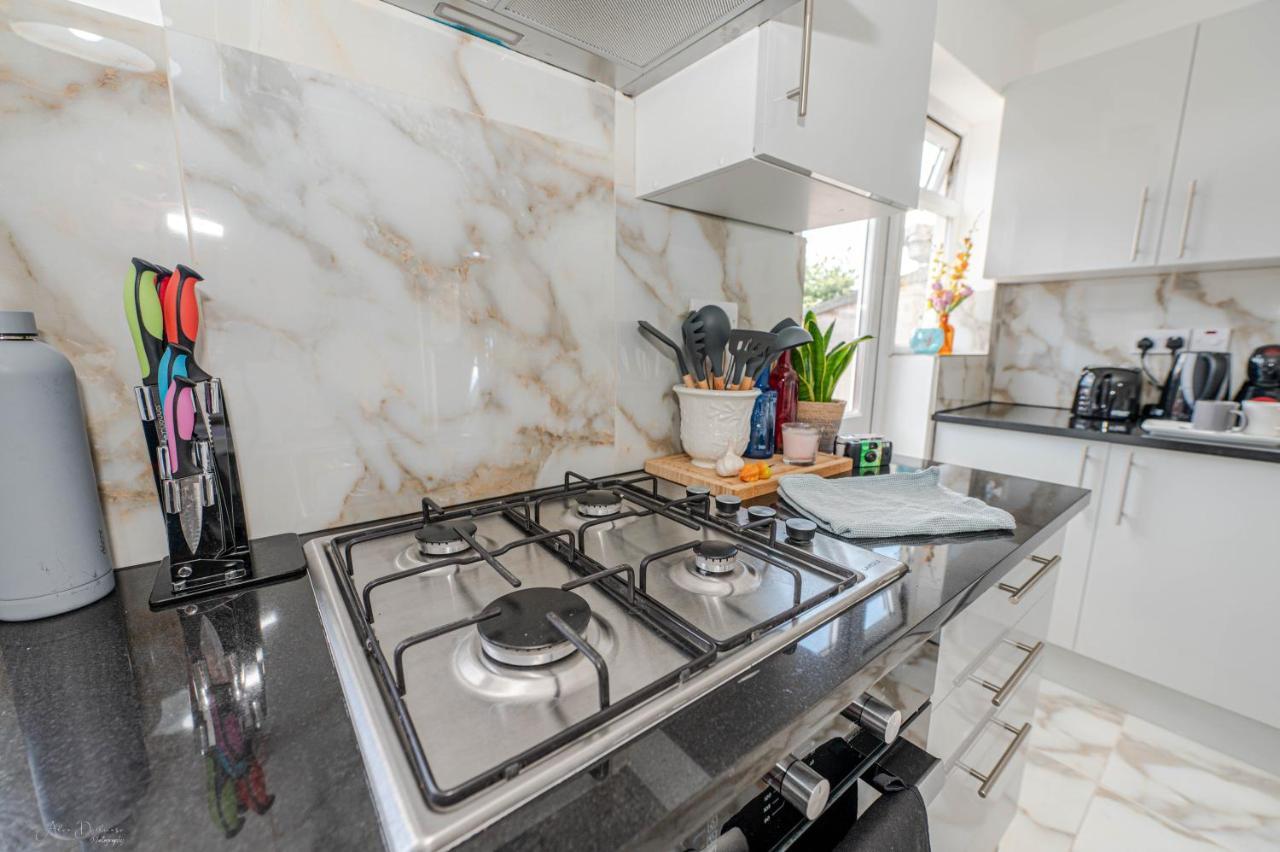 4 Bedrooms,2 Bathrooms House With Free Parking 普拉姆斯特德 外观 照片