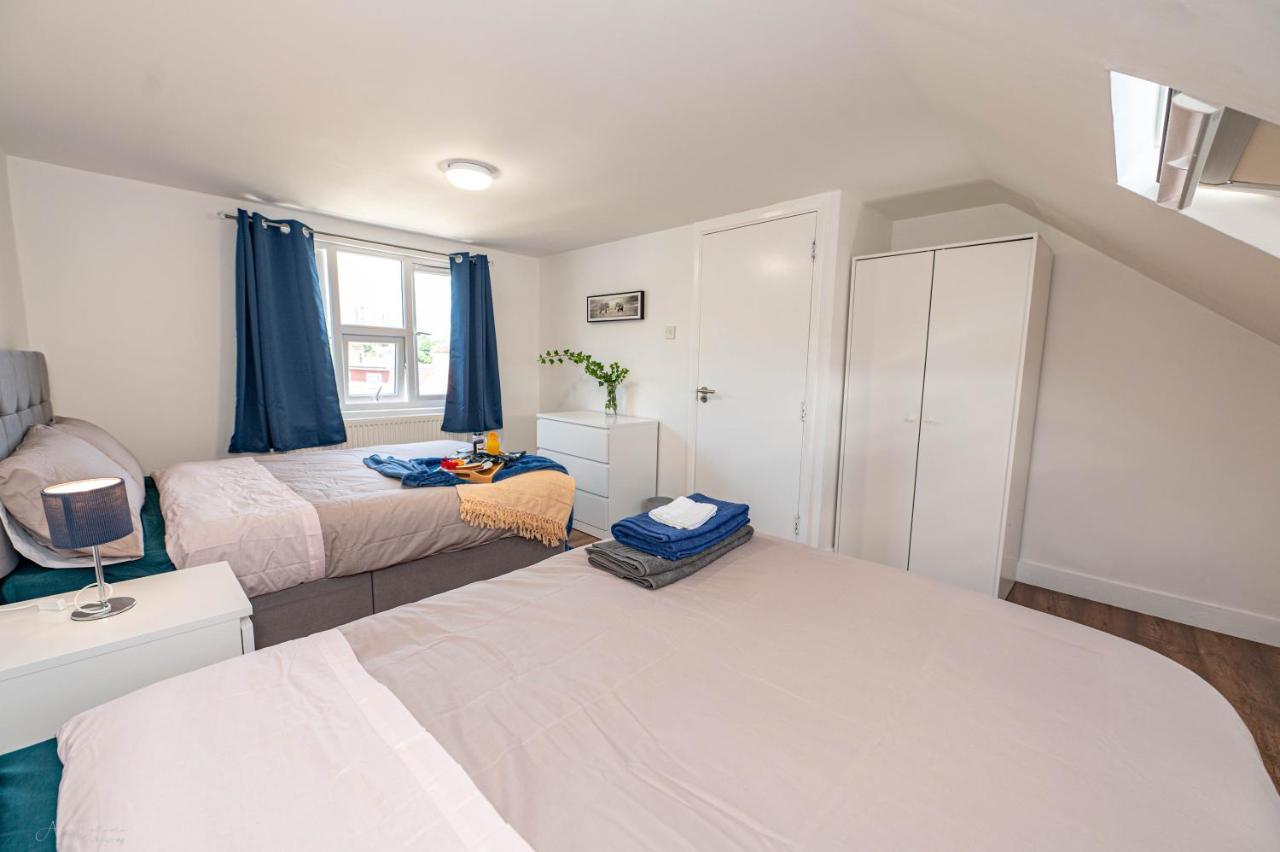 4 Bedrooms,2 Bathrooms House With Free Parking 普拉姆斯特德 外观 照片