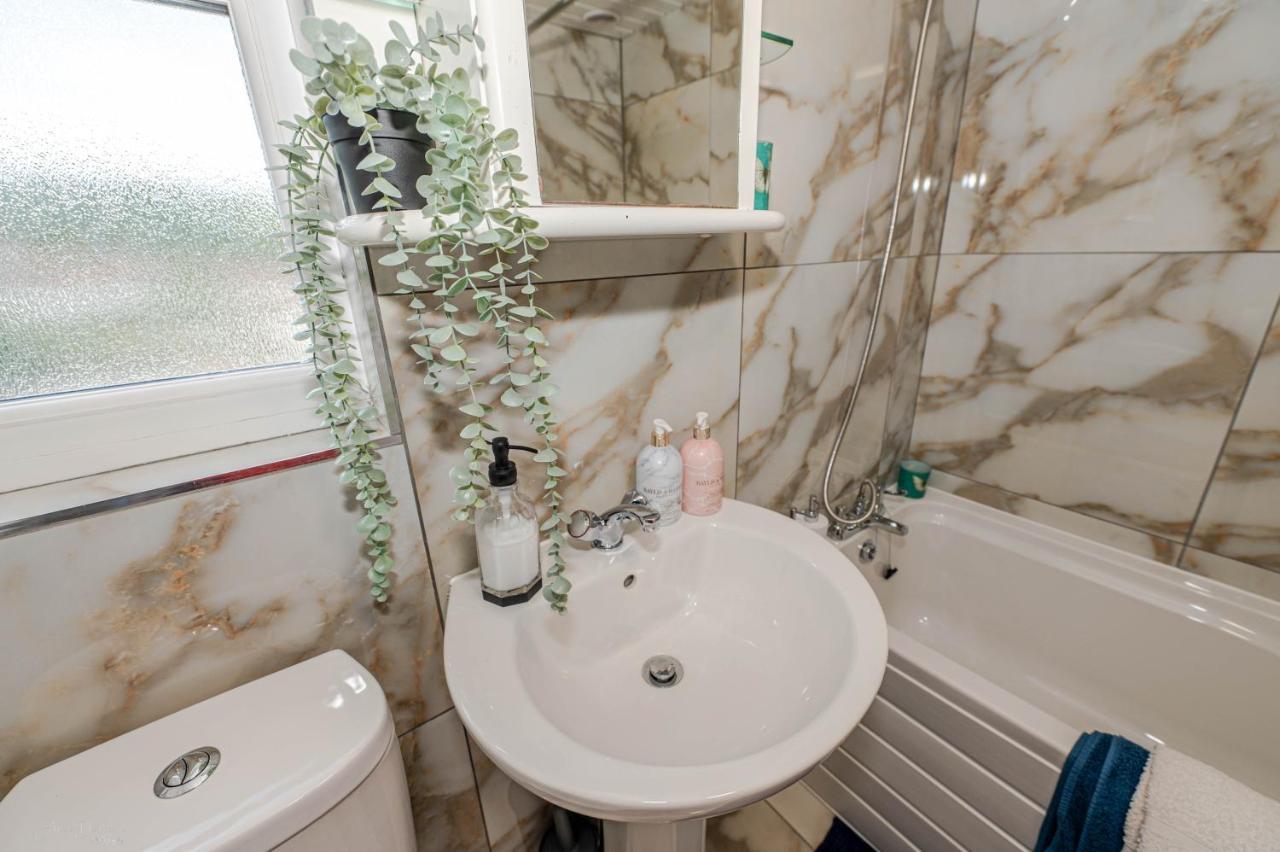 4 Bedrooms,2 Bathrooms House With Free Parking 普拉姆斯特德 外观 照片