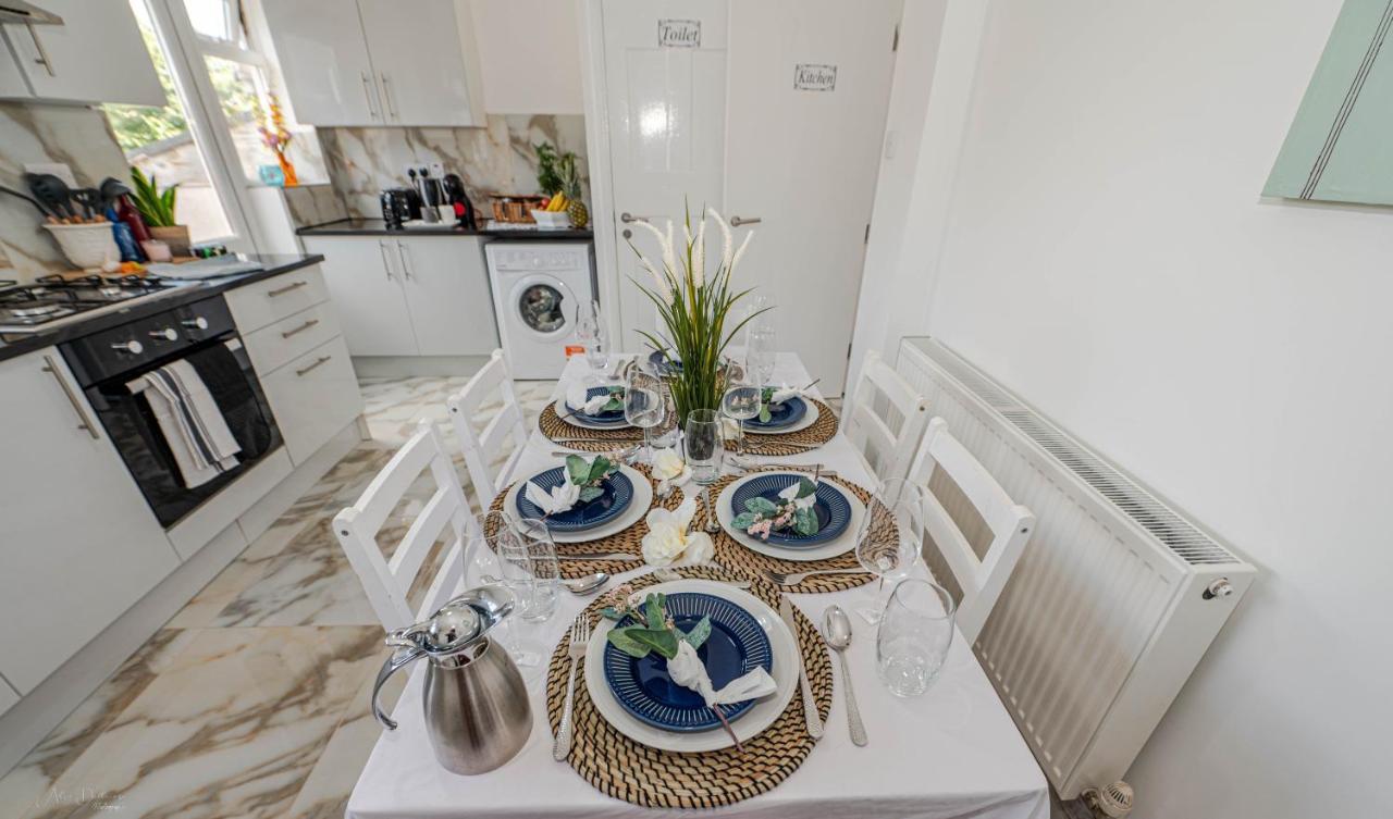 4 Bedrooms,2 Bathrooms House With Free Parking 普拉姆斯特德 外观 照片