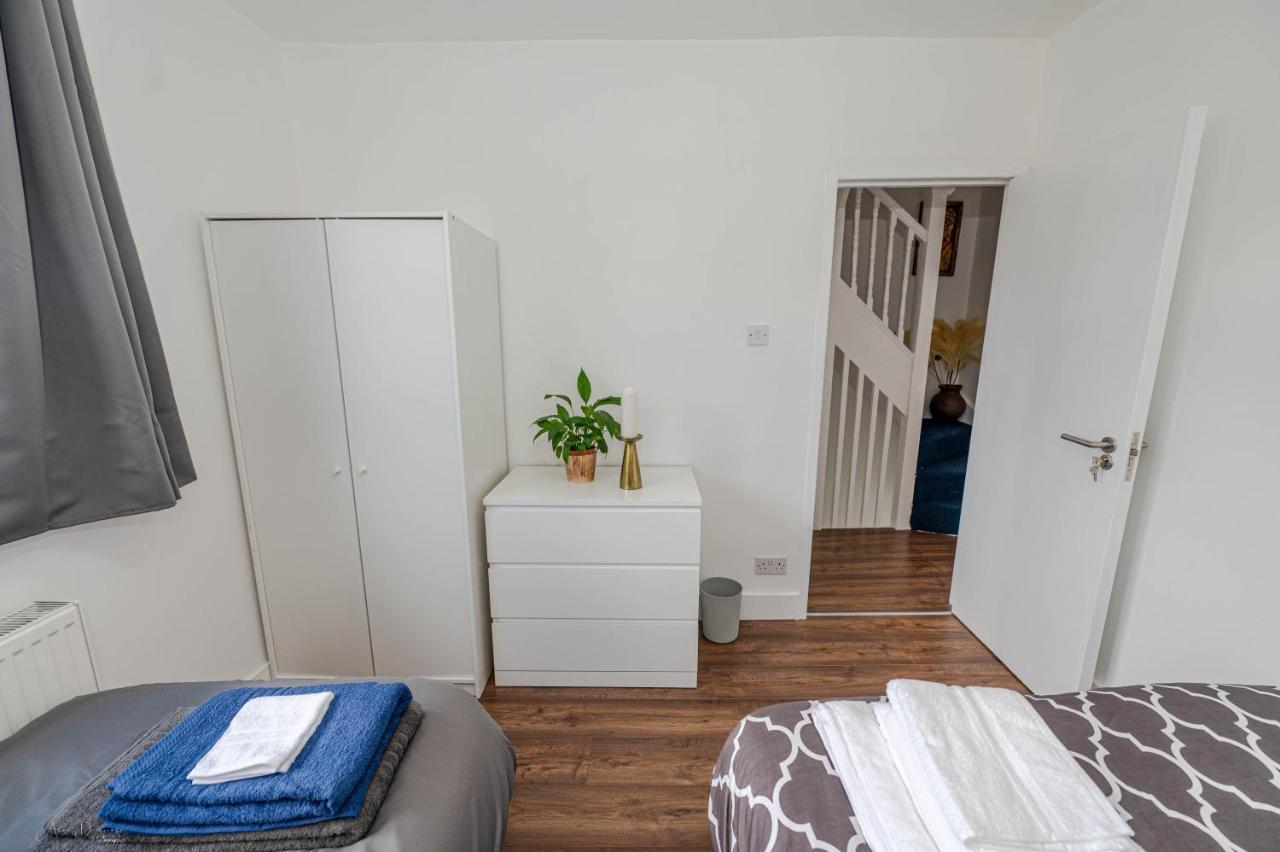 4 Bedrooms,2 Bathrooms House With Free Parking 普拉姆斯特德 外观 照片