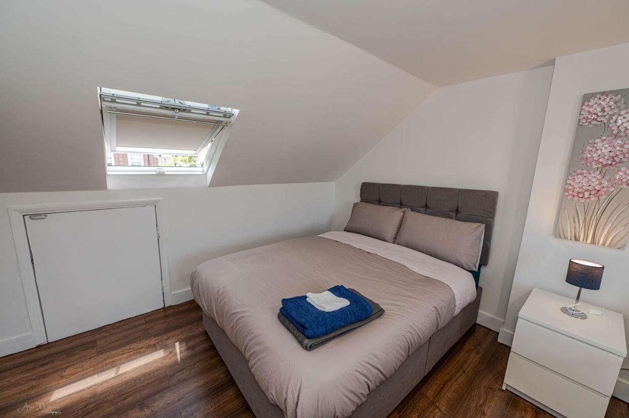 4 Bedrooms,2 Bathrooms House With Free Parking 普拉姆斯特德 外观 照片