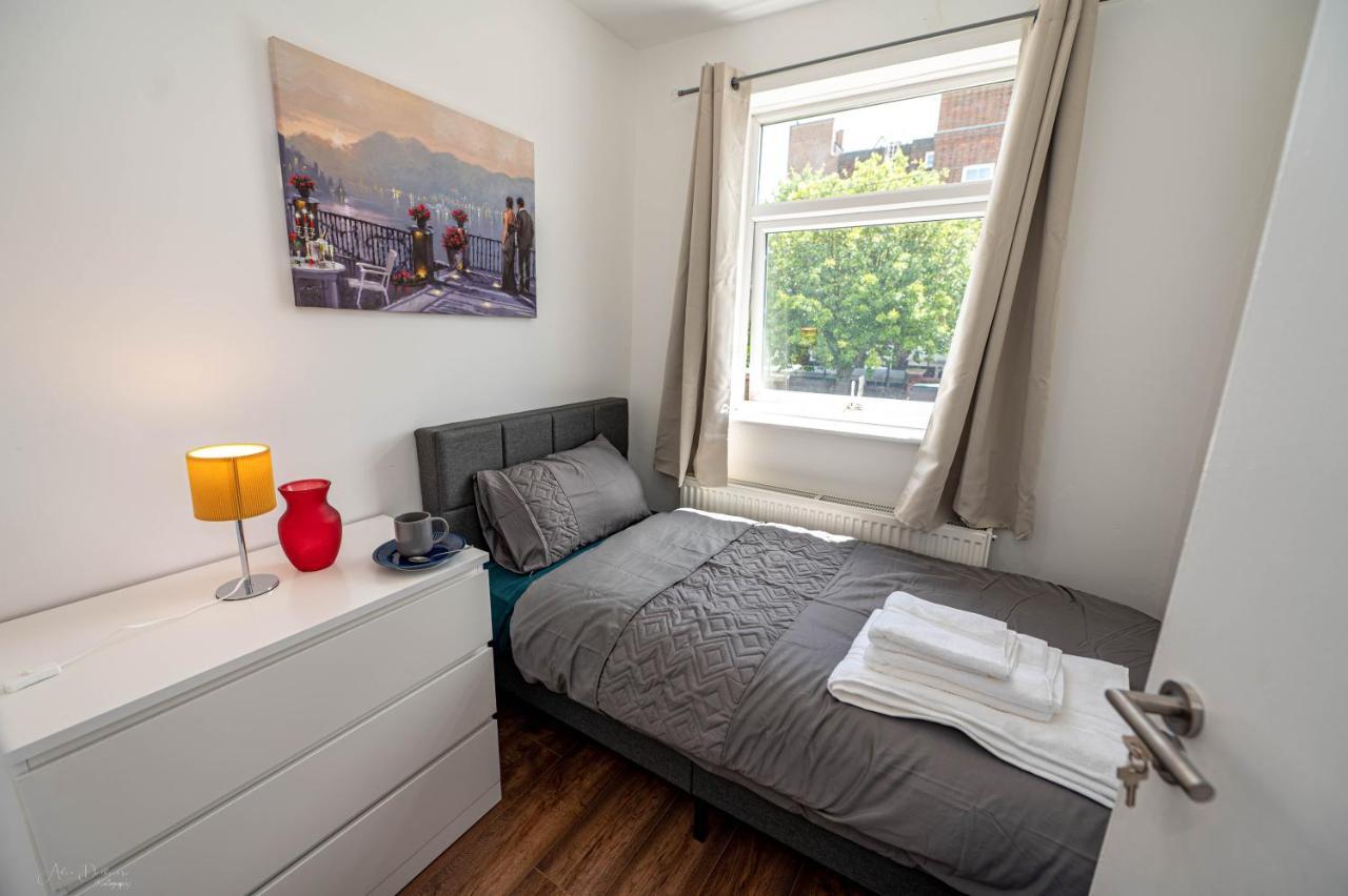 4 Bedrooms,2 Bathrooms House With Free Parking 普拉姆斯特德 外观 照片