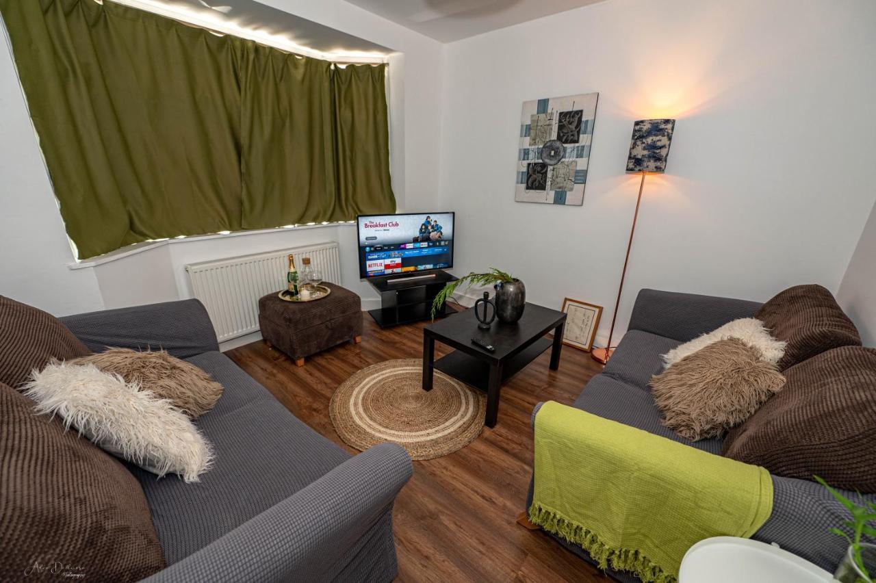 4 Bedrooms,2 Bathrooms House With Free Parking 普拉姆斯特德 外观 照片