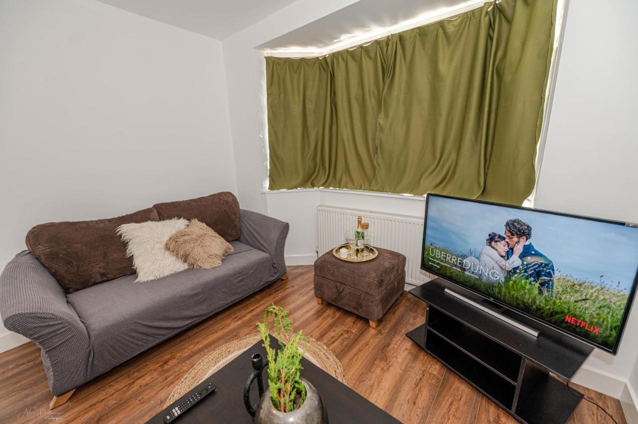 4 Bedrooms,2 Bathrooms House With Free Parking 普拉姆斯特德 外观 照片